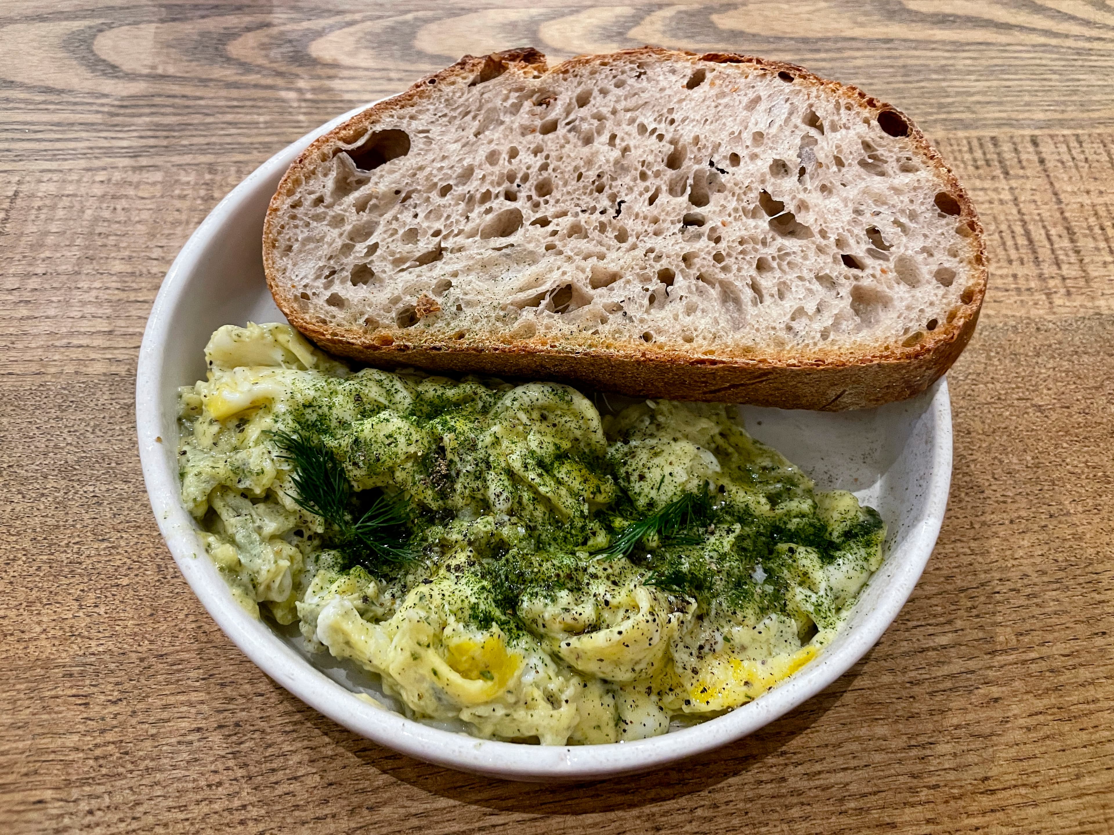 Uova Strapazzate con Pane Tostato (Semplificate)